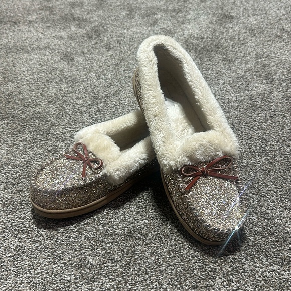 Old Navy Shoes - Old Navy size 9 women’s gold glitter sparkle slippers. Preowned. Faux fur.